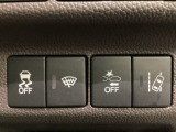 Hondaセンシング用の、VSA(ABS+TCS+横滑り抑制)解除と路外逸脱抑制機能のオンオフスイッチなどはハンドルの右側に装備しています。
