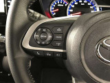 ステアリングスイッチ付きで、運転中に視線を前に向けたまま操作できます。