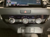 オートエアコンがついてますので、お好みの温度をセットするだけで風の強さや風量を自動で調整します。スイッチやダイヤル類も簡単操作で快適に過ごせます。
