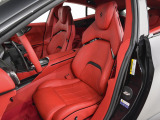 Rosso Ferrariで統一されたスポーティなインテリアでございます。