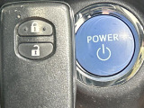 【スマートキー】カバンやポケットに入れたままでもドアの施錠・解錠が可能なスマートキーを装備。エンジンのオン・オフ時もカギを取り出す必要が無いからとっても便利です♪