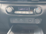 オートエアコンで温度調整も楽チン!四季を問わず快適に運転することが出来ます。