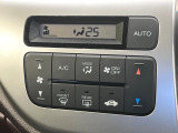【オートエアコン】一度お好みの温度に設定すれば、車内の温度を検知し風量や温度を自動で調整。暑い&hellip;寒い&hellip;と何度もスイッチ操作をする必要はありません。快適な車内空間には必須の機能ですね♪