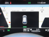 バック時に、バックソナーが起動し、状況をメーター内のインフォメーションディスプレイに表示いたします。