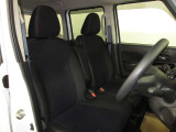 ドライバー目線で、使いやすく安全操作性と良好な視界を実現した運転席です。