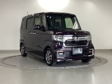 狭い駐車場でも、スライドドアならチャイルドシートへのお子さまの乗降や荷物の積載もスムーズ。とても便利な【両側電動スライドドア】ドアハンドを少し引くだけでリアドアが自動開閉します。