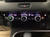 ダブルエアコンは、運転席と助手席でそれぞれ異なる温度を設定できます。