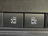 【ハンズフリー機能付き両側パワースライドドア】スライドドアの下に足先を入れてすぐ引くと、自動的にスライドドアが開閉します!荷物で両手がふさがった状態でも、ドアの開閉ができてとっても便利!