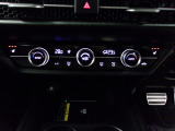 オートエアコンは左右席で独立温度コントロールが可能です。シートヒーター付きで、冷えた車内でもスイッチを押せば数秒で座面と背もたれがあたたかくなります。