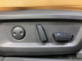 【パワーシート】スイッチ一つで簡単にシートの微調整が可能!電動だから力もいりません!快適なシートポジションにセットして、快適なドライブをお楽しみください。