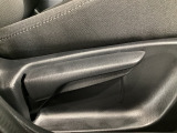 運転席にはドライバーの体型や好みに応じて前後方向だけでなく、高さの調整ができるシートリフターを装備!