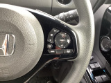 ステアリング右手側に安全運転支援機能のホンダセンシングをコントロールするスイッチ、左手側にオーディオ関連のコントロールスイッチを配置、視線を逸らすことなく運転に集中できます