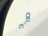 【ブラインドスポットインフォメーション】走行中、ドアミラーの死角になりやすい箇所に後続車が接近するとサイドミラー付近に警告を表示、ドライバーに注意喚起をしてくれます。
