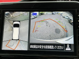上空から見下ろしているかのような映像をディスプレイに映し出し、スムースな駐車をサポートします。画面は「トップビュー」のほか「サイドブラインドビュー」への切り換えが可能。ますます安心です