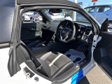 【運転席】座り心地が良いシートなので長時間の運転でも快適にお過ごしいただけます。新品のフロアマットのご注文も可能です。掲載箇所以外にご希望の写真がございましたらお気軽にお問い合わせ下さい。
