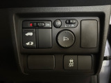 【左側パワースライドドア】左側が電動スライドドアになっております。狭い駐車場でのお子様の乗り降りなどの時に安心です!