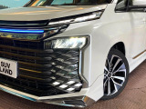 【LEDヘッドライト】悪天候や夜間走行時も良好な視界を確保し安心して運転できる高輝度LEDヘッドライトを装備!点灯速度が早く、消費電力も抑えられています。