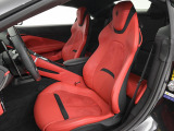 インテリアはRosso FerrariとNeroのツートン仕上げになっております。