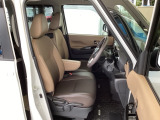 フロント広々、ベンチシートの運転席は、ハイトアジャスターが付いているので、快適にドライブができます。ハンドルはチルトステアリングで、ハンドル位置を上下に調節できます。