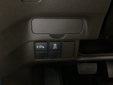 パーキングセンサーと横滑り抑制機能のスイッチです。駐車時の障害物検知や滑りやすい路面での車両安定性を高め、安全運転をサポートします。