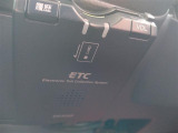 ◇ETC◇有料道路を利用する際に料金所で停止することなく通過できる、ETC車載器(ノンストップ自動料金収受システム機器)が装備されています。セットアップを行うことで利用可能になります。