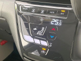 【オートエアコン】一度お好みの温度に設定すれば、車内の温度を検知し風量や温度を自動で調整。暑い&hellip;寒い&hellip;と何度もスイッチ操作をする必要はありません。快適な車内空間には必須の機能ですね♪