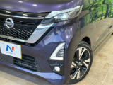 【LEDヘッドライト】悪天候や夜間走行時も良好な視界を確保し安心して運転できる高輝度LEDヘッドライトを装備!点灯速度が早く、消費電力も抑えられています。
