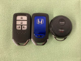 スマートキー付きですからドアロックの開閉およびエンジンスタートが楽々です。電動スライドドアの開け閉めもボタンで操作できます。加えて、純正リモコンエンジンスターター用の操作キーもついています。