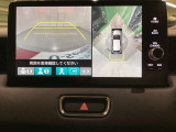 マルチビューカメラシステム搭載車です。お車の周囲を全方位でカバーします。後方・前方・両脇と、コンディションが悪い視界でもカラーモニターに映し出した映像がドライバーをサポートします。
