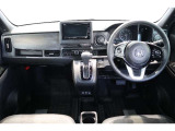 操作性に優れた運転席となります!小物入れや各ボタンの配置にこだわり、使いやすいです!座り心地もよく視認性も良好なのでロングドライブもお任せ下さい!