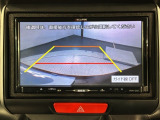 リバースギアに入れるだけで後方の表示へ切り替わります。夜間や雨の日の駐車も楽になりますよ。