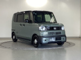 狭い駐車場でも、スライドドアならチャイルドシートへのお子さまの乗降や荷物の積載もスムーズ。とても便利な【両側電動スライドドア】ドアハンドを少し引くだけでリアドアが自動開閉します。