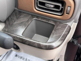 運転席ハンドルの右側にもドリンクホルダーがございます!お飲み物だけではなく、携帯電話なども置けますね♪