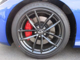 レイズ製19インチアルミ鍛造ホイール:フロント:255/40R19 96Wタイヤ、リヤ:275/35R19 96Wタイヤ