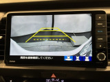 リバースギアに入れるだけで後方の表示へ切り替わります。夜間や雨の日の駐車も楽になりますよ。