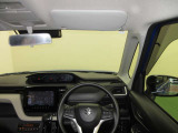ドライバー目線で、使いやすく安全操作性と良好な視界を実現した運転席です。