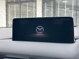 【10.25インチマツダコネクト】車内の雰囲気にマッチした大型ディスプレイ。スマホ接続でのナビ使用やBluetooth再生等、様々な機能が楽しめます。直感的なダイヤル操作が可能で、使い勝手も良好です。