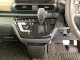 足元スッキリ、インパネシフトです。パーキングブレーキはフットブレーキタイプなので、運転席と助手席の間がスッキリしています。