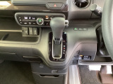 足元スッキリ、インパネシフトです。パーキングブレーキはフットブレーキタイプなので、運転席と助手席の間がスッキリしています。
