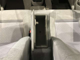小物など収納に便利なコンソールボックス。
