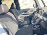 運転席まわりには十分なスペースがあり、大柄な方でもゆったり運転していただける環境です。