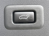 【パワーバックドア】スマートキーや運転席のボタンを押すだけでリアゲートが自動で開閉します!荷物を持っている時や、高い位置にあるバックドアを閉める際に便利な機能です♪