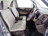 フロントシートはベンチシートで運転席と助手席の移動が楽々です。シートの高さも調整でき真ん中にはアームレストも装備されています!