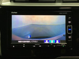 ギヤをR(バック)に入れるとナビの画面に後ろの映像が映るリアカメラ付です。後退時、コンディションが悪い視界でもカラーバックモニターがドライバーをサポートします。