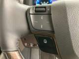 運転中、オーディオの操作をしてて、ハッとしたことはありませんか?ステアリングスイッチは、運転中でもハンドルでオーディオの操作が可能です。安全なドライブをサポートします。
