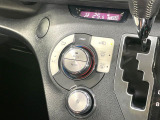 【オートエアコン】一度お好みの温度に設定すれば、車内の温度を検知し風量や温度を自動で調整。暑い&hellip;寒い&hellip;と何度もスイッチ操作をする必要はありません。快適な車内空間には必須の機能ですね♪