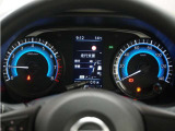 視認性の良い大きめのアナログメーターと、様々な情報を表示可能なディスプレイで、運転中の確認がしやすく安全運転に役立ちます。