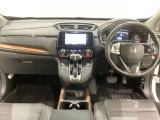 車内は光触媒抗菌消臭施工済です。スタイリッシュなデザインでスポーティなインパネ周りを演出します。グローブボックスやカップホルダーのほかにトレーなどたくさんの収納スペースが付いています。