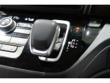 インパネシフトだから視線の移動も少なく足元もスッキリ♪運転席もゆったりしているのでゆとりを持ってドライブできますね!