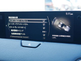 こちらのお車には先進安全装備が多数搭載されています。衝突被害を回避あるいは軽減するためのブレーキや、後方死角からの接近警報、車線逸脱を防止する警報装置など、詳しくはスタッフまでお尋ねください。